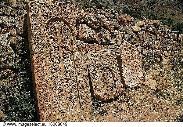 Das Kloster in Noravank. Beispiele für Steine mit schönen Mustern und Kreuzen. Armenien. Foto: Andr? Maslennikov.