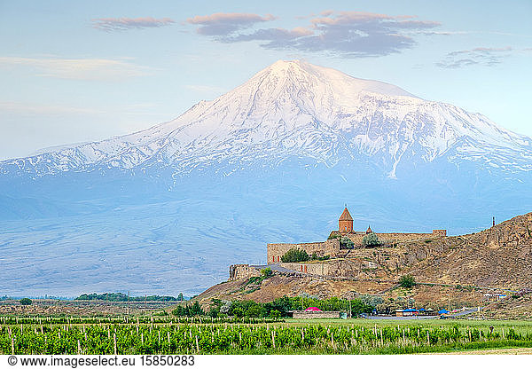 Das Kloster Khor Virap und der Berg Ararat bei Sonnenaufgang  Ararat-Provinz  Armenien