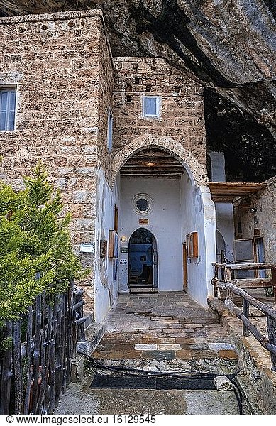 Das Kloster Unserer Lieben Frau von Qannoubine im Kadisha-Tal  auch Heiliges Tal genannt  im nördlichen Gouvernement des Libanon.