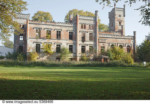 Das leerstehende Schloss Hohenlandin  Uckermark  Brandenburg  Deutschland  Europa