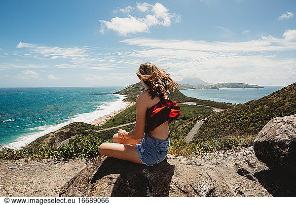 Das Mädchen blickt auf die Karibik und den Atlantischen Ozean - atemberaubende Aussichten