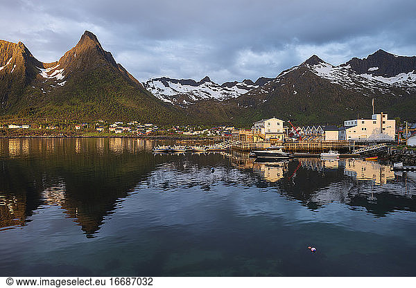 Das malerische Dorf Mefjordvær  beleuchtet von der Mitternachtssonne im Juni  Senja  Norwegen