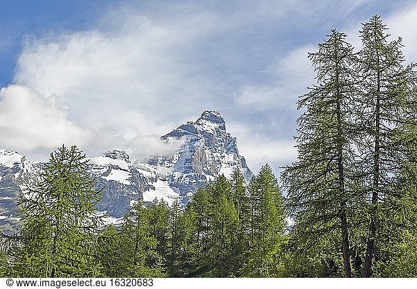 Das Matterhorn von Italien aus gesehen. Der 4.478 Meter hohe Berg (14.692 Fuß) überspannt die Grenze zwischen der Schweiz und Italien.