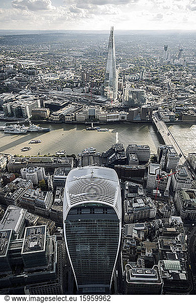 Das moderne Walkie-Talkie-Gebäude und Blick auf The Shard across London Bridge über die Themse in London