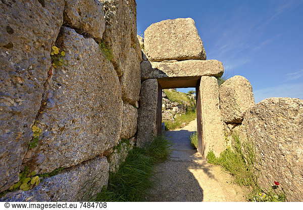 Das n÷rdliche Tor  Geheimpforte  1250 v. Chr.  gebaut aus vier gigantischen Steinbl÷cken  in der typischen Form mit zwei senkrechten Pfeilern  einem Oberbalken und einer Schwelle  Mykene  UNESCO-Welterbe  Peloponnes  Griechenland  Europa
