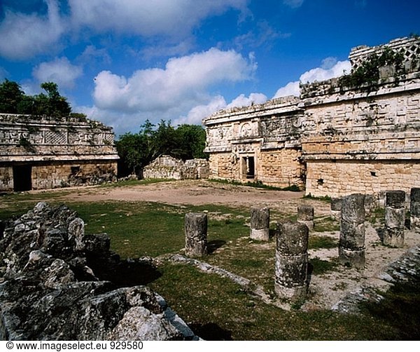 Das Nonnenkloster Quadrangle (Cuadrangulo De La Monjas) in die archäologische Stätte von Chichen Itza. Yucatan. Mexiko