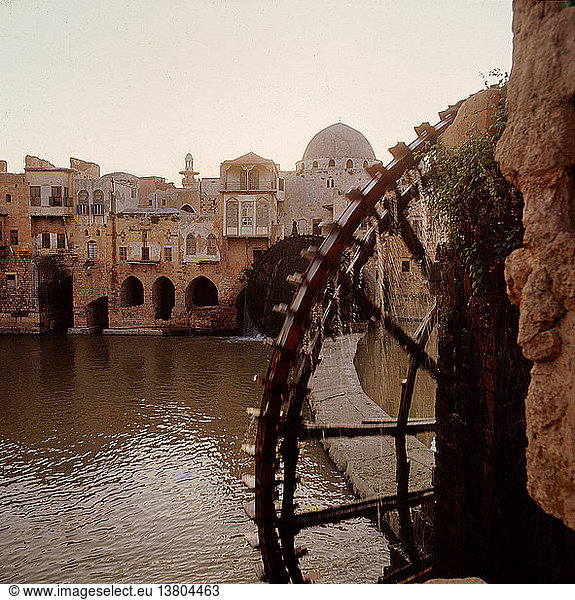 Das Noria-Wasserrad und der Damm  Hama  Syrien. Römisch und islamisch. In Gebrauch seit der Römerzeit. Hama  Syrien.