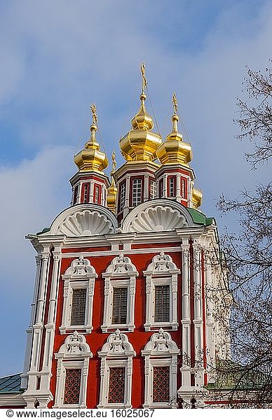 Das Novodevichy-Kloster  auch bekannt als Bogoroditse-Smolensky-Kloster  ist das bekannteste Kloster in Moskau  Russland.