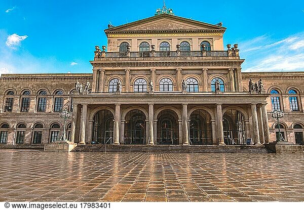 Das Operhaus in der Stadtmitte von Hannover bei blauen Himmel und Sonnenschein  Hannover  Niedersachsen  Deutschland