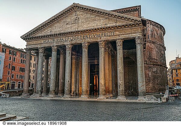Das Pantheon in Rom früh am Morgen ohne Menschen