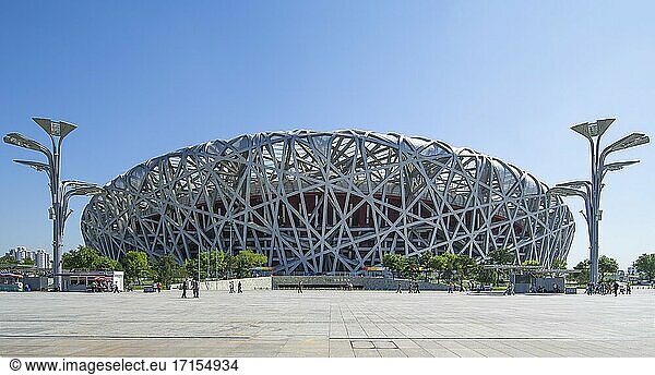 Das Pekinger Nationalstadion (auch bekannt als Vogelnest ) war Schauplatz der Eröffnungs- und Schlussfeier  der Leichtathletik- und Fußballendspiele der Olympischen Spiele 2008. Das Stadion bietet Platz für 91.000 Zuschauer  aber die Kapazität wurde nach den Olympischen Spielen auf 80.000 reduziert.