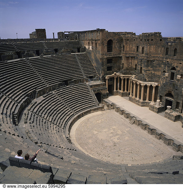 Das römische Amphitheater aus dem 2. Jahrhundert n. Chr.  Sitzmöbel 15000  Bosra  Naher UNESCO World Heritage Site  Syrien  Osten