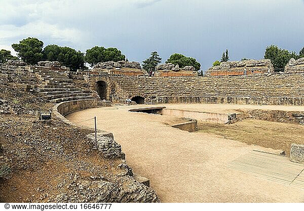 Das römische Amphitheater  Merida  Provinz Merida  Extremadura  Spanien. Das Amphitheater wurde im Jahr 8 v. Chr. eingeweiht. Es ist Teil des archäologischen Ensembles von M?rida  das zum UNESCO-Weltkulturerbe gehört.