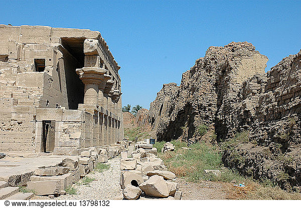 Das römische Badehaus vor der Innenseite der Lehmziegelmauer  die den Hathor-Tempelkomplex umgibt  Ägypten. Altägyptisch. Graeco-römische Periode 304 v. Chr. - 395 n. Chr. Denderah.