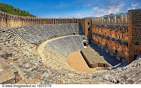 Das römische Theater von Aspendos  Türkei. Das Theater von Aspendos wurde 155 n. Chr. während der Herrschaft von Marcus Aurelius erbaut und ist das am besten erhaltene antike Theater in Kleinasien. Mit einem Durchmesser von 96 Metern bietet es Platz für 7000 Zuschauer  und die Kulissenwand ist noch intakt. Nach hellenistischer Tradition ist das Theater in den Hang unterhalb der Akropolis gebaut.