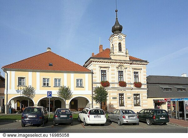 Das Rathaus wurde 1784 erbaut. Golcuv Jenikov ist eine Stadt in der Region Vysocina in der Tschechischen Republik. Sie hat etwa 2.600 Einwohner.