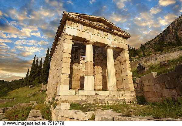 Das rekonstruierte Schatzhaus der Athener  gebaut um den Sieg der Schlacht von Marathon zu feiern  Ausgrabungsstätte  Delphi  Griechenland  Europa