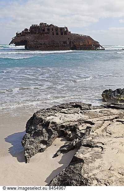 Das Schiffswrack des spanischen Frachters Cabo Santa Maria rostet vor dem Strand Praia de Boa Esperanca  Nordküste der Insel Boa Vista  Kapverden