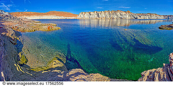 Das smaragdblaue Wasser des Lake Powell nördlich des Glen Canyon Damms in einem Gebiet namens The Chains  in der Nähe von Page  Arizona  Vereinigte Staaten von Amerika  Nordamerika