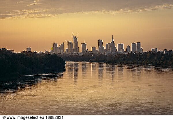 Das Stadtzentrum von der Siekierkowski-Brücke aus gesehen bei Sonnenuntergang in Warschau  der Hauptstadt Polens.