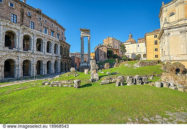Das Theater des Marcellus und der Tempel des Apollo Sosianus in Rom  Italien  Europa