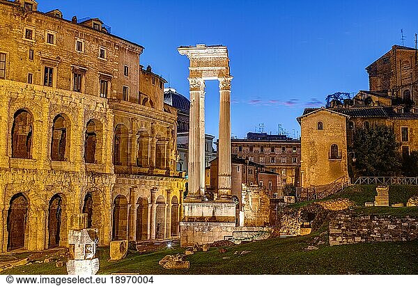 Das Theater des Marcellus und der Tempel des Apollo Sosianus in Rom  Italien  in der Abenddämmerung  Europa