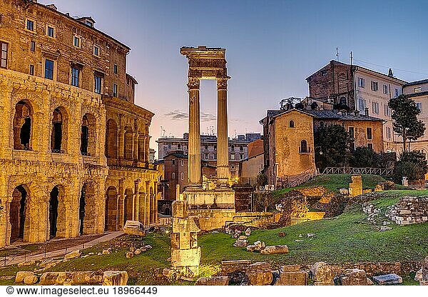 Das Theater des Marcellus und der Tempel des Apollo Sosianus in Rom  Italien  nach Sonnenuntergang  Europa