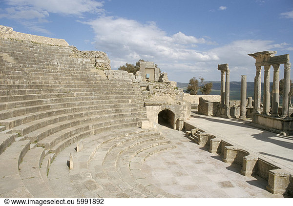 Das Theater  Dougga (Thugga)  UNESCO Weltkulturerbe  Tunesien  Nordafrika  Afrika