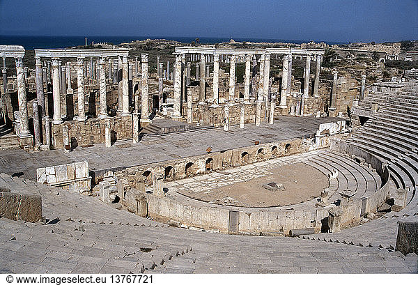 Das Theater von Leptis Magna  das 1-2 n. Chr. im typisch augustinischen Stil erbaut und später von Kaiser Caracalla (reg. 211-217 n. Chr.) renoviert wurde. Libyen. Phönizisch. 1 - 2 N. CHR. Leptis Magna.