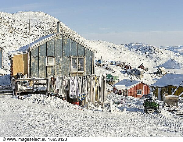 Das traditionelle und abgelegene grönländische Inuit-Dorf Kullorsuaq liegt an der Melville-Bucht  einem Teil der Baffin-Bucht  im hohen Norden Westgrönlands. Amerika  Nordamerika  Grönland  Dänemark.
