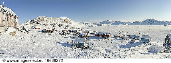 Das traditionelle und abgelegene grönländische Inuit-Dorf Kullorsuaq liegt an der Melville-Bucht  einem Teil der Baffin-Bucht  im hohen Norden Westgrönlands. Amerika  Nordamerika  Grönland  Dänemark.