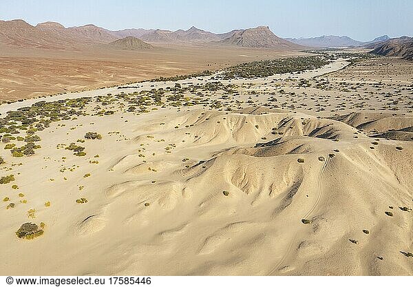 Das trockene Bett des Hoarusib-Flusses und die angrenzenden Badlands  Luftbild  Drohnenaufnahme  Kaokoland  Kunene-Region  Namibia  Afrika