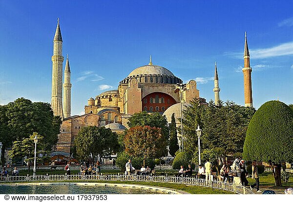 Das Äußere der byzantinischen (oströmischen) Hagia Sophia (Ayasofya) aus dem 6. Jahrhundert  erbaut von Kaiser Justinian. Die Größe der Kuppel war bis zum 16. Jahrhundert unübertroffen  Istanbul  Türkei  Asien