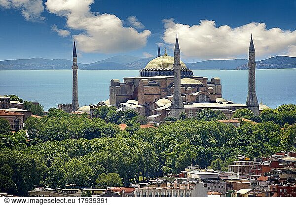 Das Äußere der byzantinischen (oströmischen) Hagia Sophia (Ayasofya) aus dem 6. Jahrhundert  erbaut von Kaiser Justinian. Die Größe der Kuppel war bis zum 16. Jahrhundert unübertroffen  Istanbul  Türkei  Asien
