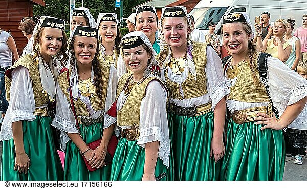 Das US-amerikanische Folkloreensemble KUD Derdan tritt live auf dem Trg djece Sarajeva auf.
