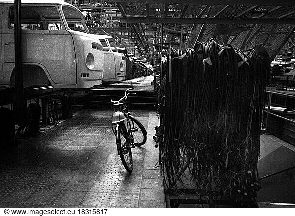 Das VW-Werk Hannover-Stoecken  hier am 7. 12. 1971  wurde mit der Produktion der Nutzfahrzeuge zeitweilig stillgelegt  Deutschland  Europa