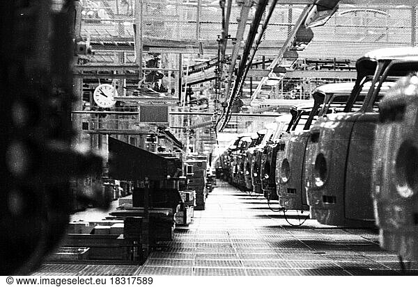 Das VW-Werk Hannover-Stoecken  hier am 7. 12. 1971  wurde mit der Produktion der Nutzfahrzeuge zeitweilig stillgelegt  Deutschland  Europa