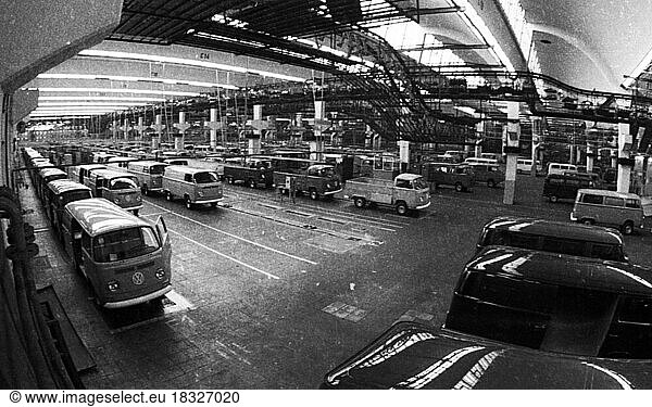 Das VW-Werk Hannover-Stoecken  hier am 7. 12. 1971  wurde mit der Produktion der Nutzfahrzeuge zeitweilig stillgelegt  Deutschland  Europa