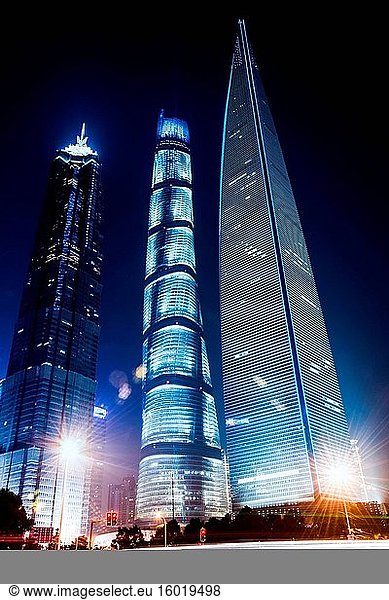 Das Wahrzeichen von Shanghai bei Nacht