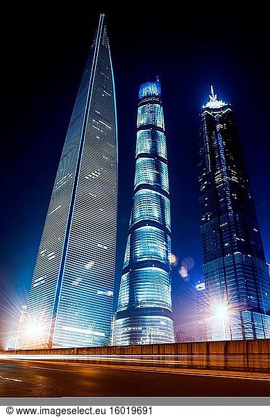 Das Wahrzeichen von Shanghai bei Nacht