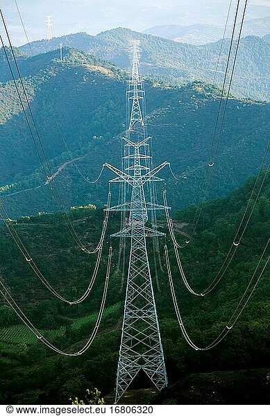 Das westliche Berggebiet des ländlichen Stromnetzes