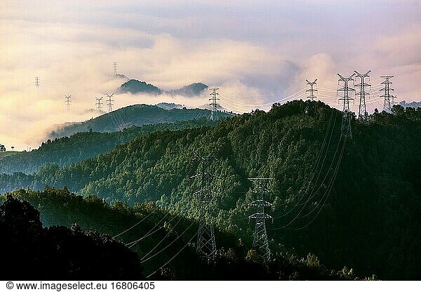 Das westliche Berggebiet des ländlichen Stromnetzes