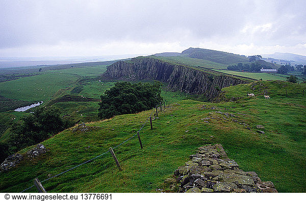 Das widerstandsfähige Gestein der Whin Sill bildet den Steel Rigg  einen Teil des Hadrianswalls  Northumberland  England