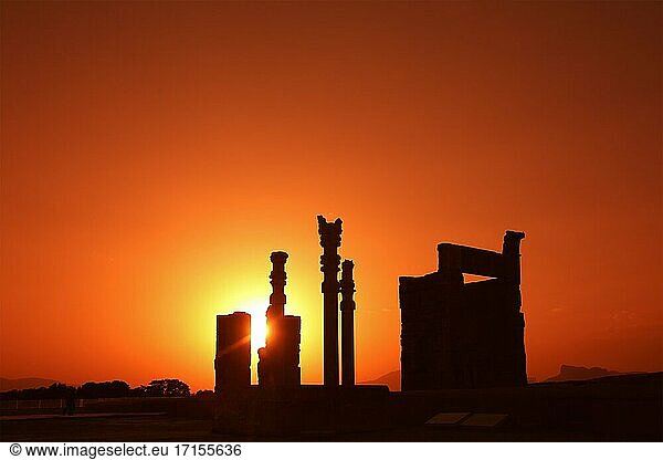 Das Xerxes-Tor  auch Tor aller Nationen genannt  bei Sonnenuntergang  Persepolis  Iran.