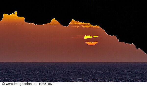 Dawn  Arco dell'Elefante  sunrise  rock gate  sun disk  Pantelleria  Pelagic Islands  Sicily  Italy  Europe