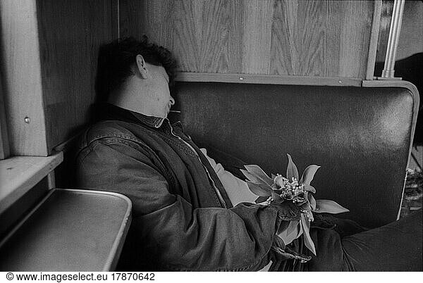 DDR  Berlin  21. 05. 1987  Mann mit Blumen in der S-Bahn ?