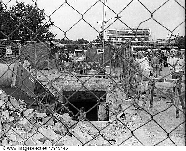 DDR  Berlin  31. 07. 1990  S-Bahneingang am Brandenburger Tor  Baugrube  Brandenburger Tor eingerüstet