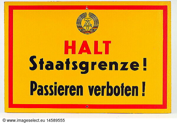 DDR  Deutsche Demokratische Republik  um 1980  original Warnschild an der Grenze zur Bundesrepublik Deutschland  Halt Staatsgrenze  Passieren verboten  DDR Emblem  Wappen