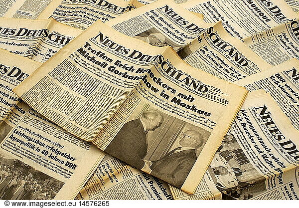 DDR  Neues Deutschland  Zentralorgan der SED  einige Zeitungen von Ende Juni 1989  Schlagzeilen zum Besuch von Erich Honecker in der UdSSR  Treffen mit Gorbatschow DDR, Neues Deutschland, Zentralorgan der SED, einige Zeitungen von Ende Juni 1989, Schlagzeilen zum Besuch von Erich Honecker in der UdSSR, Treffen mit Gorbatschow,