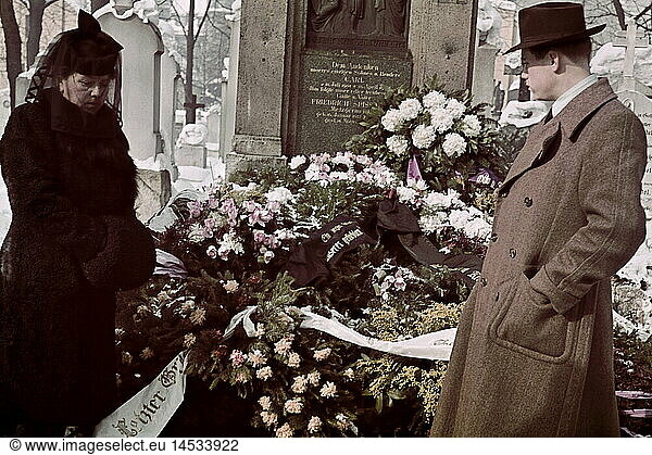 death  cemeteries  mourners  Germany  22.2.1942